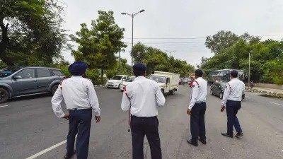 त्यौहार को देखते हुए वाराणसी ट्रैफिक  पुलिस जारी किये ये नियम   सावधान  न जाए इधर