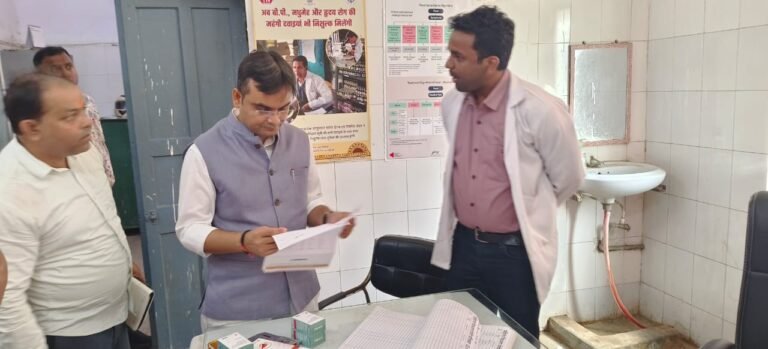 जिलाधिकारी ने बाहर की दवा लिखने पर दो डॉक्टर एवं एक फार्मासिस्ट को किया निलंबित