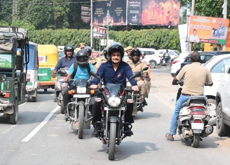 पुलिस  आयुक्त, कमिश्नरेट वाराणसी  मोहित अग्रवाल द्वारा धनतेरस एवं दीपावली पर्व पर बाइक से शहर क्षेत्र का भ्रमण कर व्यवस्था का लिया जायजा, नागरिकों से सुरक्षित व सौहार्दपूर्ण त्यौहार मनाने की अपील ।