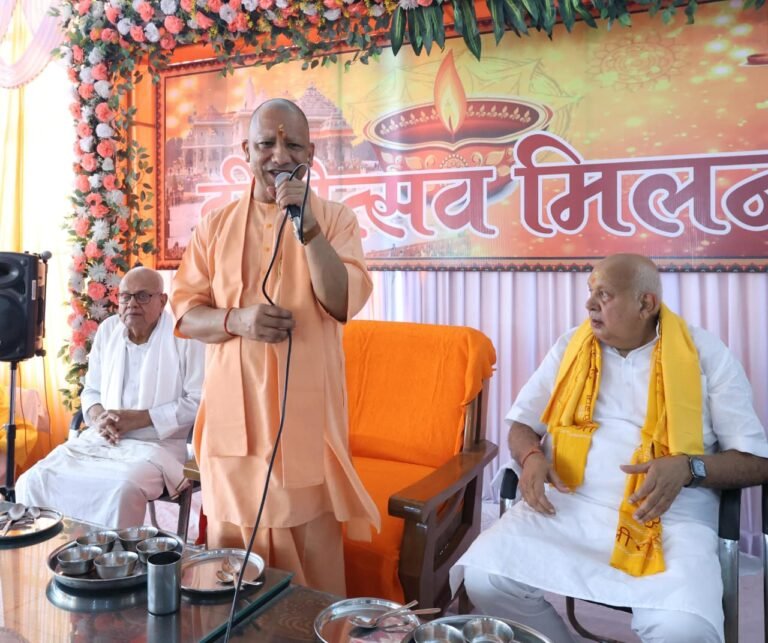 समाज तोड़क और राष्ट्र तोड़क तत्वों से रहना होगा सावधान : सीएम योगी