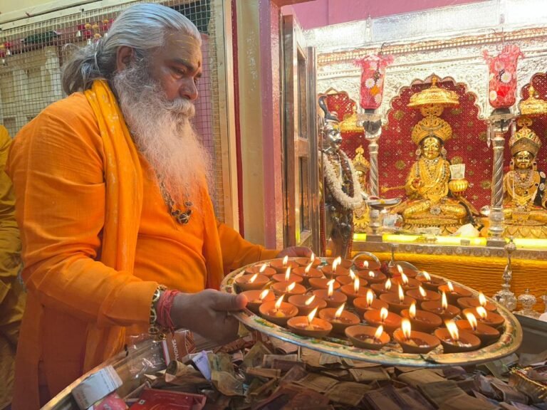 स्वर्णमयी अन्नपूर्णा दर्शन के लिए भक्तों की लगी लंबी कतार