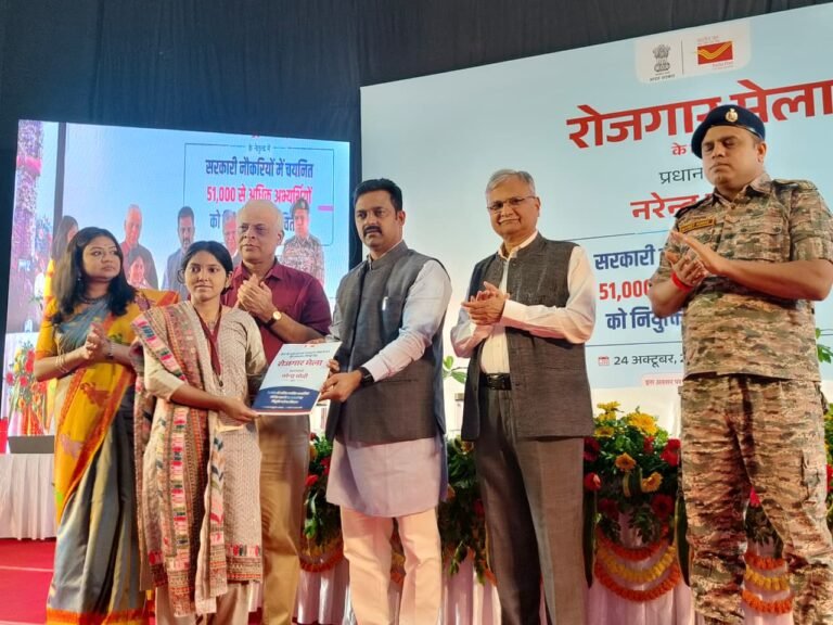 बीएचयू में सत्रहवें रोजगार मेले का हुआ आयोजन, नवचयनित अभ्यर्थियों को नियुक्ति पत्र किया गया वितरित