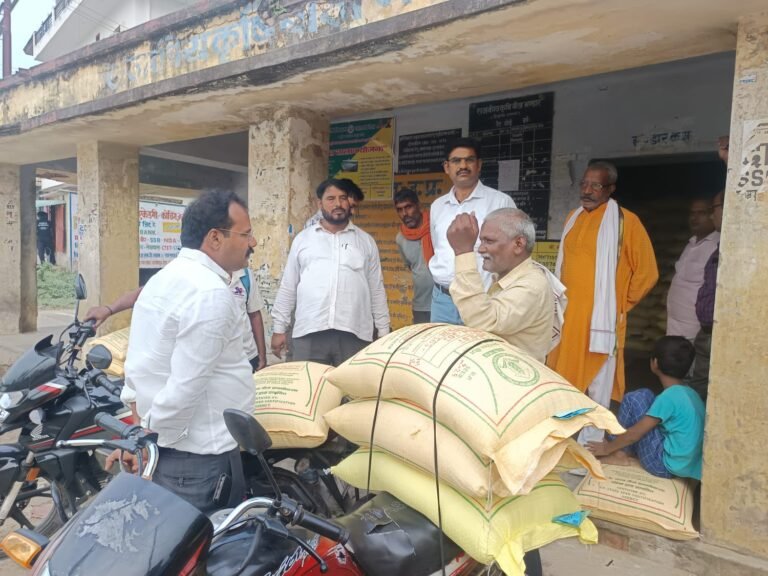 संयुक्त कृषि निदेशक ने राजकीय कृषि बीज भंडार का किया निरीक्षण  वाराणसी। संयुक्त कृषि निदेशक वाराणसी मंडल वाराणसी शैलेन्द्र कुमार के द्वारा राजकीय कृषि बीज भंडार चिरईगांव का निरीक्षण जिला कृषि अधिकारी वाराणसी संगम सिंह के साथ किया गया।मौके पर स्टोर इंचार्ज शिवी सिंह, प्राविधिक सहायक श्रीनिहाल शरण सहित कृषक उपस्थित थे। निरीक्षण के दौरान पाया गया कि कृषक इंद्रजीत सिंह ग्राम रामचंदीपुर, उमानाथ सिंह एवं मोहन यादव ग्राम मुस्तफाबाद द्वारा गेहूं का बीज क्रय किया गया है. स्टोर इंचार्ज द्वारा अवगत कराया गया कि गोदाम पर अब तक सरसों PM-32 मात्रा-2.50 कुंतल, चना RVG 202 मात्रा 16.60 कुंतल, मटर  IPFD मात्रा 13 कुंतल, मसूर कोटा-3 मात्रा 24 किग्रा एवं गेहूं प्रजाति DBW-187( करण वंदना) 182.40 कुंतल, गेहूं DBW-303 मात्रा 200 कुंतल  प्राप्त हुआ है. जिसका वितरण कृषकों में नियमानुसार  किया जा रहा है।इस अवसर पर संयुक्त कृषि निदेशक महोदय द्वारा अवगत कराया गया कि मंडल के सभी राजकीय कृषि बीज भंडारों पर दलहनी फसल में चना,मटर, तिलहनी फसल में सरसों तथा गेहूं का बीज उपलब्ध करा दिया गया है, जों 50% अनुदान पर कृषकों में वितरित किये जा रहे हैं. किसान भाई समय से गोदाम पर उपस्थित होकर POS मशीन में अंगूठा लगाते हुए अपनी आवश्यकता अनुसार बीज प्राप्त कर सरकार के द्वारा दिए जा रहे अनुदान का लाभ प्राप्त करें. इस अवसर पर जिला कृषि अधिकारी  के द्वारा अवगत कराया गया कि जनपद वाराणसी की मुख्य फसल गेहूं के उच्च गुणवत्ता का बीज जनपद के सभी बीज गोदाम पर  उपलब्ध करा दिया गया है, जिसमें अधिक उत्पादन देने वाली प्रजाति करण वंदना (DBW  187) की आपूर्ति सर्वाधिक कराई गई है.इस प्रजाति की प्रति हेक्टेयर उत्पादन क्षमता अच्छी है तथा इसमें प्रोटीन व आयरन अन्य प्रजाति के अपेक्षा अधिक  मात्रा में पाया जाता है यह प्रजाति पूर्वांचल क्षेत्र के लिए बहुत ही वरदान साबित हो रही है. किसान भाइयों के बीच इसका वितरण पहले आओ- पहले पाओ की तर्ज पर किया जा रहा है. अनुरोध है कि किसान भाई अपनी आवश्यकता अनुसार गोदाम पर उपस्थित होकर से बीज प्राप्त कर समय से बुवाई करे।