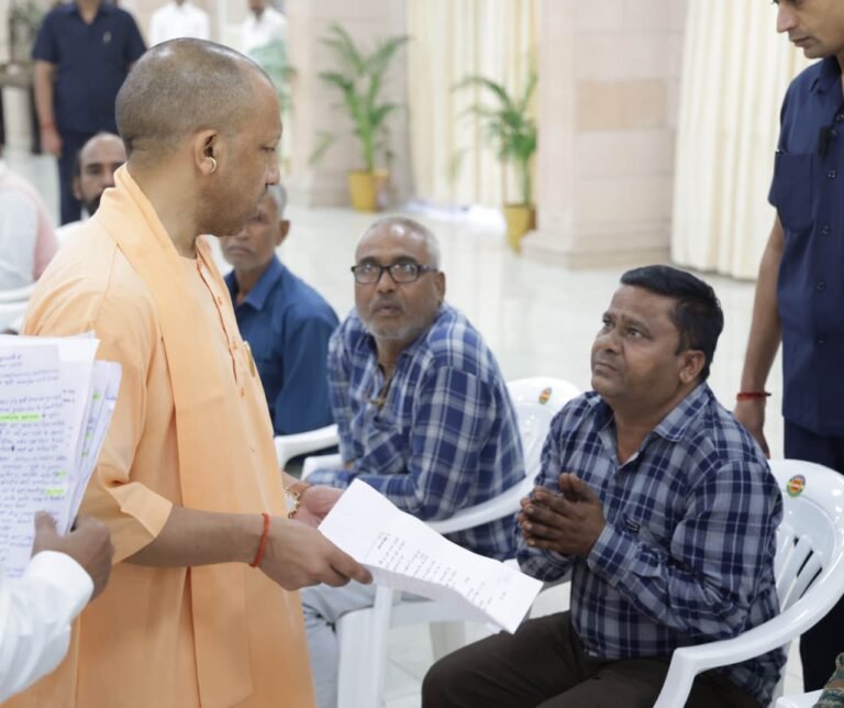 समस्या लेकर आये लोगों से मिले मुख्यमंत्री, बोले- आपकी सेवा ही सरकार की प्राथमिकता