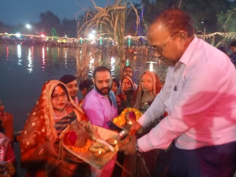 बरेका सूर्य सरोवर पर छठ ब्रती महिलाओं ने अस्ताचलगामी सूर्य को दिया अर्घ