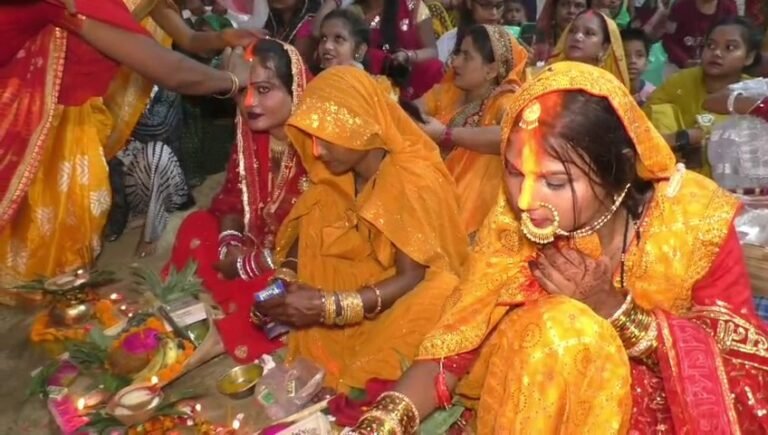 किन्नरों ने भी छठ पूजा कर  योगी आदित्यनाथ और  जजमान के शुभ की किया कामना