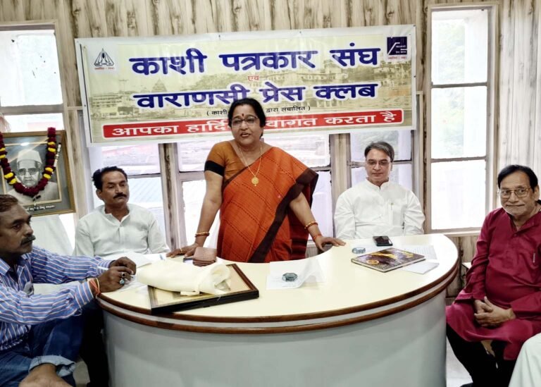 हिन्दी सुरक्षित तो देश सुरक्षित: डॉ॰ नीरजा माधव काशी पत्रकार संघ की ओर से पराड़कर जी की जयंती पर संगोष्ठी का आयोजन   वाराणसी। हिन्दी यदि सुरक्षित रहेगी तो देश सुरक्षित रहेगा। यहीं नहीं हिन्दी पत्रकारिता भी जीवंत बनी रहेगी। यह बात हिन्दी की सुप्रसिद्ध साहित्यकार डॉ॰ नीरजा माधव ने कहीं। वे पराड़कर स्मृति भवन में पराड़कर जयंती पर स्वातंत्र्यपूर्व हिंदी पत्रकारिता के युगपुरुष संपादकाचार्य बाबूराव विष्णु पराड़कर जी की जयंती पर सोमवार को ’पराड़कर युग से डिजिटल युग तक: पत्रकारिता के मूल्य और बदलाव’ विषयक संगोष्ठी को सम्बोधित कर रही थीं।   उन्होंने कहा कि हिन्दी भाषा को बचाए जाने के साथ ही उसके साथ किये जा रहे खिलवाड़ के प्रति सजग रहना जरुरी है। इसके लिए आवश्यक है कि पत्रकार अपने भाषाई अधिकारों का कर्तव्यबोध के साथ प्रयोग करें, ताकि हिन्दी को बचाया जा सके। उन्होंने सचेत करते हुए कहा कि हिन्दी भाषा नहीं बची तो पत्रकारिता भी समाप्त हो जायेगी। संगोष्ठी में विशिष्ट अतिथि महामना मदन मोहन मालवीय हिन्दी पत्रकारिता संस्थान, काशी विद्यापीठ के निदेशक डॉ॰ नागेन्द्र कुमार सिंह ने कहा कि मौजूदा दौर में हिन्दी पत्रकारिता चिंता की नहीं चिंतन का विषय है। हिन्दी पत्रकारिता को शीर्ष स्थान प्रदान करने वाले बाबू विष्णु राव पराड़कर के सन्दर्भ में नयी पीढ़ी को जानकारी युक्त करने की आवश्यकता है। यह अचरज भरा है कि पराड़कर जी के नाम पर काशी हिन्दू विश्वविद्यालय अथवा काशी विद्यापीठ में कोई पीठ अभी तक स्थापित नहीं है। इसके लिए पहल की आवश्यकता है। प्रखर समाजवादी व पत्रकार विजय नारायण सिंह ने भी हिन्दी भाषा की वकालत की। अंग्रेजी के बढ़ते वर्चस्व से सावधान रहने की आवश्यकता पर बल दिया। डॉ॰ कवीन्द्र नारायण ने कहा कि पत्रकारिता में हो रहे क्षरण की दिशा में सकारात्मक चिंतन की जरूरत है। सम्पादकाचार्य पराड़कर का स्मरण करते हुए डा॰ अत्रि भारद्वाज, योगेश कुमार गुप्त, राजनाथ तिवारी, डा॰ बेनी माधव मिश्र, एके लारी ने अपने विचार व्यक्त किये। अध्यक्षता संघ के अध्यक्ष अरुण मिश्र ने की। महामंत्री जितेन्द्र कुमार श्रीवास्तव ने अतिथियों का स्वागत किया। संचालन वरिष्ठ पत्रकार हिमांशु उपाध्याय तथा धन्यवाद ज्ञापन उपाध्यक्ष सुरेन्द्र नारायण तिवारी ने किया। इस मौके पर कोषाध्यक्ष डॉ॰ जयप्रकाश श्रीवास्तव, अखिलेश मिश्र, कैलाश यादव, सुनील शुक्ला, अश्वनी कुमार श्रीवास्तव, आलोक मालवीय, आनन्द कुमार मौर्य, एमडी जावेद, उमेश गुप्ता, विजय शंकर गुप्ता, राजेन्द्र यादव, मोहम्मद अशफाक सिद्दीकी, डा॰ जिनेश कुमार, राममिलन लाल श्रीवास्तव, मनोज कुमार राय, श्रीधर त्रिपाठी, मुन्ना लाल साहनी, आशुतोष पाण्डेय आदि मौजूद थे।