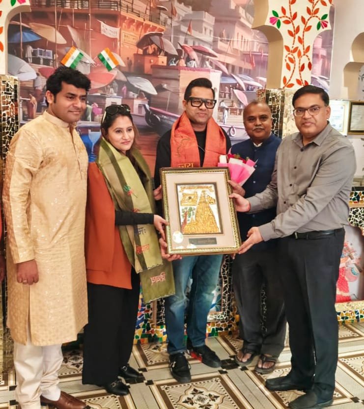 पूर्व अंतरराष्ट्रीय क्रिकेटर व भारत के श्रेष्ठ कमेंटेटर आकाश चोपड़ा सपत्नीक पहुंचे वाराणसी काशी में हुए भव्य स्वागत से हुए अभिभूत