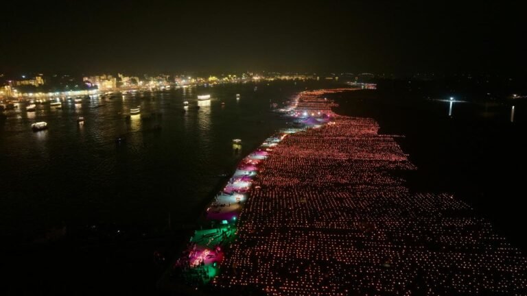 देव दीपावली : काशी में मां गंगा की गोद से झिलमिलाई आस्था, लाखों दीपों से जगमगाए अर्धचंद्राकार गंगा घाट