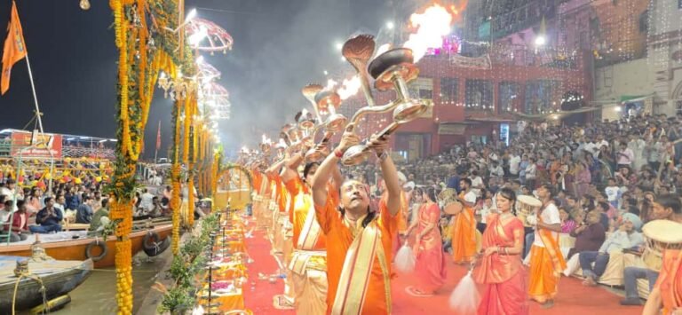 ” देव दीपावली पर दीपों की आभा से जगमगाया प्राचीन दशाश्वमेध घाट “