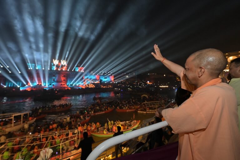 नभ मंडल से असंख्य तारिकाएं काशी के घाट पर देवताओं के स्वागत के लिए उतरी