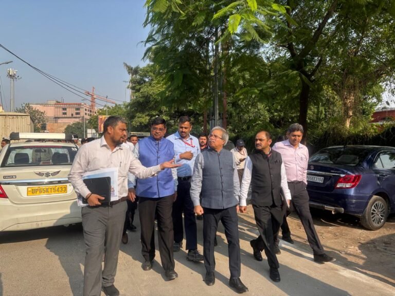 चेयरमैन रेलवे बोर्ड एवं मुख्य कार्यकारी अधिकारी,श्री सतीश कुमार द्वारा वाराणसी जं.रेलवे स्टेशन का निरीक्षण