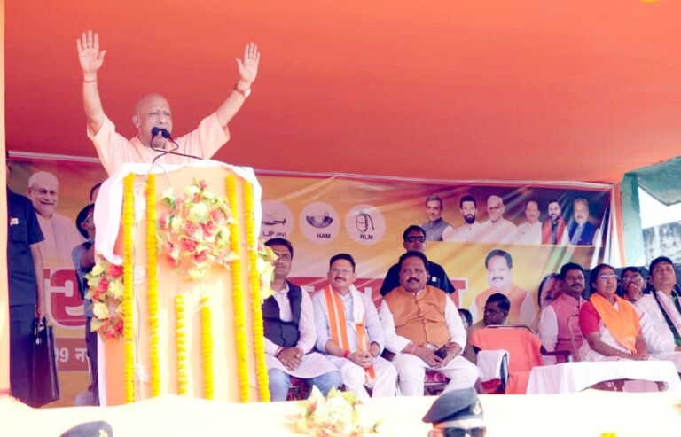 बिहार विधानसभा चुनाव=”पंचर बनाने वाले आकर विकास को कर देंगे पंचर”, अररिया में गरजे योगी आदित्यनाथ