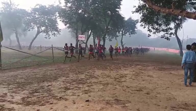 छावनी स्थित रणबांकुरा स्टेडियम में बुधवार को अग्निवीर सेना भर्ती रैली के तहत गोरखपुर जिले के अभ्यर्थियों की चयन प्रक्रिया उत्साह और अनुशासनपूर्ण माहौल में सम्पन्न हुई ।