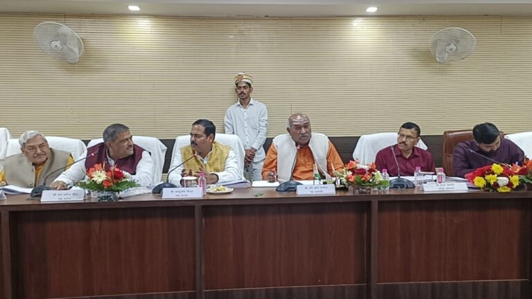 – उ0प्र0 विधान परिषद की नियम पुनरीक्षण समिति की बैठक कार्यकारी सभापति श्री हरिओम पांडेय की सभापतित्व तथा समिति के सदस्यों