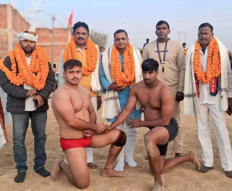 विधायक ने पहलवानों का हाथ मिलाकर कुश्ती दंगल प्रतियोगिता का किया शुभारंभ