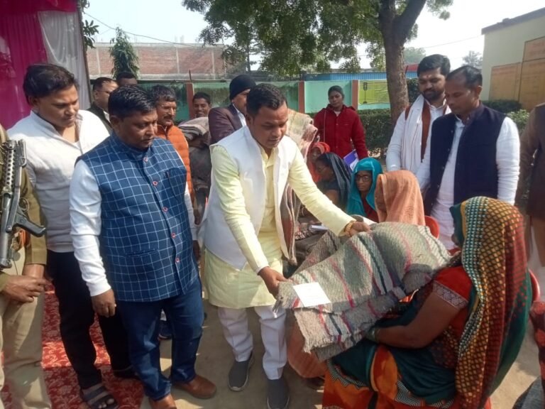 कड़ाके की ठंड से राहत पाने हेतु रोहनिया विधायक ने जरूरतमंदो को वितरण किया कंबल