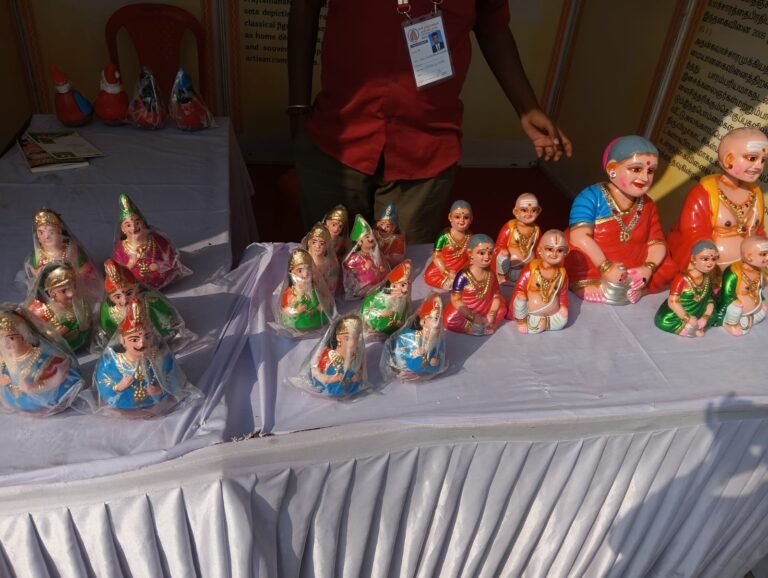 काशी तमिल संगमम् 4.0 में थंजावुर की पारंपरिक ‘थलैयाट्टी बोम्मई’ कला ने मोहा मन