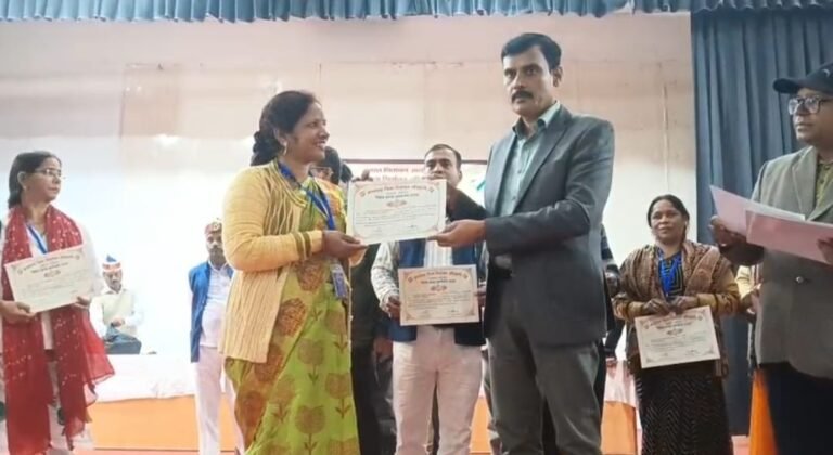 175 बीएलओ और 35 सुपरवाइजर कुल 210 प्रतिभागियों को प्रशस्ति पत्र देकर सम्मानित किया – जिलाधिकारी मंगला प्रसाद सिंह।