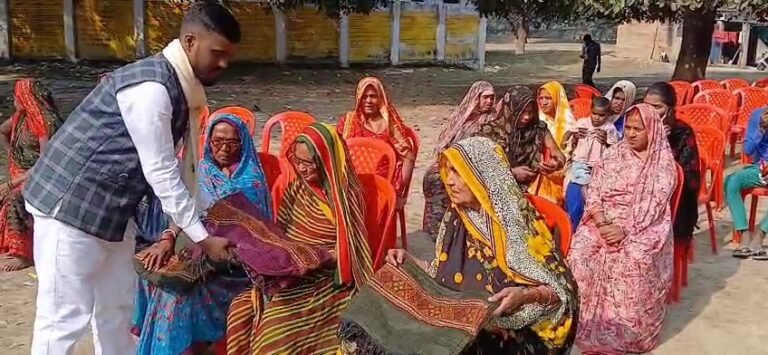 कबीरपुर में समाजसेवी राजेश कुमार सेठ द्वारा वरिष्ठ नागरिकों को साल का वितरण, जरूरतमंदों की मदद का लिया संकल्प