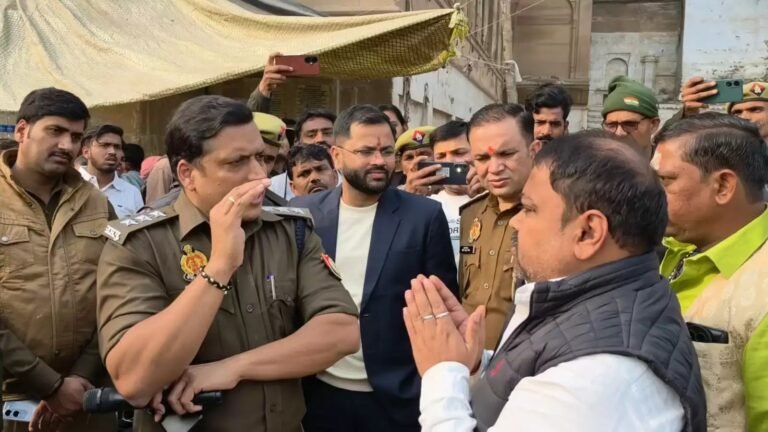 वाराणसी :डोमराजा परिवार की चेतावनी के बाद हरकत में आया प्रशासन, मणिकर्णिका से सिंधिया घाट तक हटवाया अतिक्रमण, दी सख्त चेतावनी।