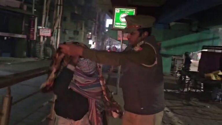 ठिटुरन  बड़ी तो पुलिस  का दरोगा अभिषेक वर्मा ने बढ़ाया हाथ  बांटा कम्बल