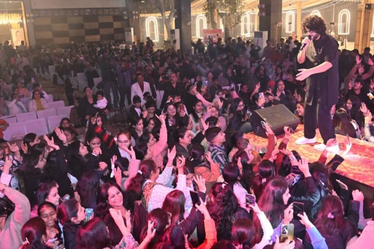 सिन्धी सूफ़ी गानों पर झूमते रहे समाज के लोग।