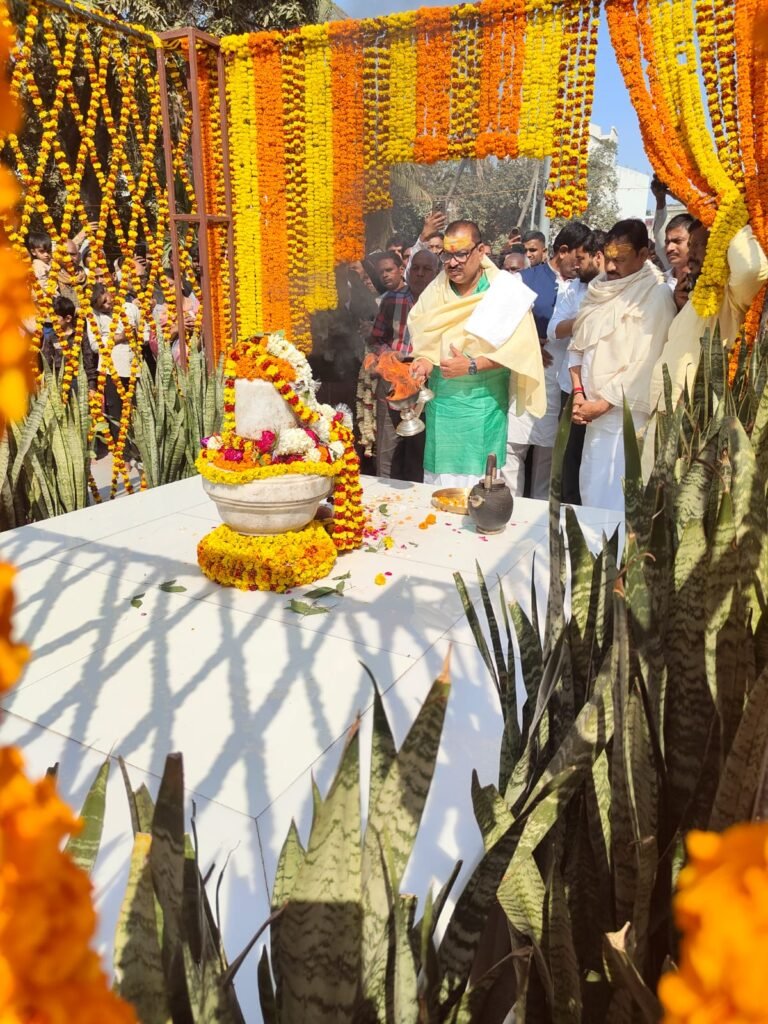 महानिर्वाण दिवस व अभिषेक दिवस पर अघोरपीठ में लगा भक्तों का तांता