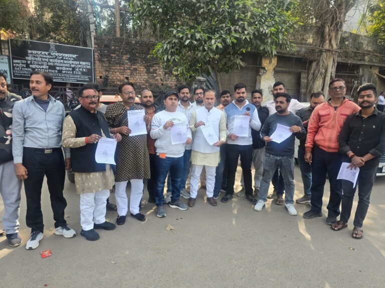 उत्तर प्रदेश सरकार द्वारा वन टाइम टैक्स योजना के विरोध में बनारस टैक्सी एवं टूर संगठन नेकिया विरोध प्रदर्शन 