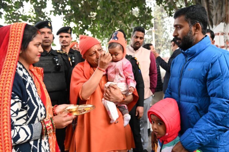 आनुष्ठानिक व्यस्तता में भी मुख्यमंत्री ने जारी रखा जनसेवा अनुष्ठान