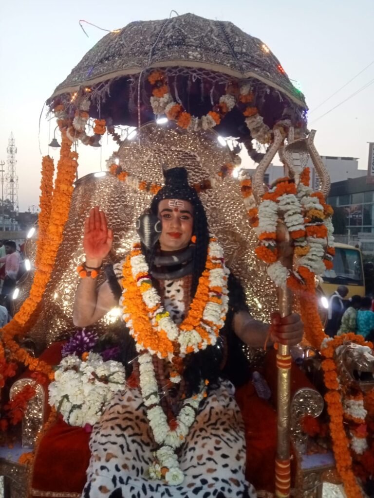 महाशिवरात्रि पर ग्रामीण क्षेत्र के शिवालयों पर दर्शन पूजन हेतु श्रद्धालुओं की उमड़ी भारी भीड़