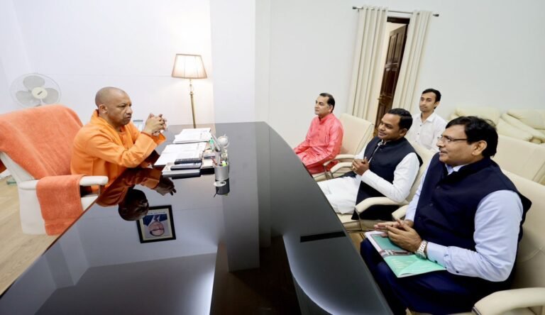 रोहनिया विधायक ने मुख्यमंत्री से मिलकर क्षेत्र के विभिन्न जन समस्याओं से कराया अवगत