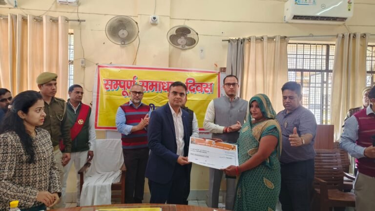 जनसमस्याओं के समाधान में किसी प्रकार की लापरवाही स्वीकार नहीं की जाएगी: जिलाधिकारी