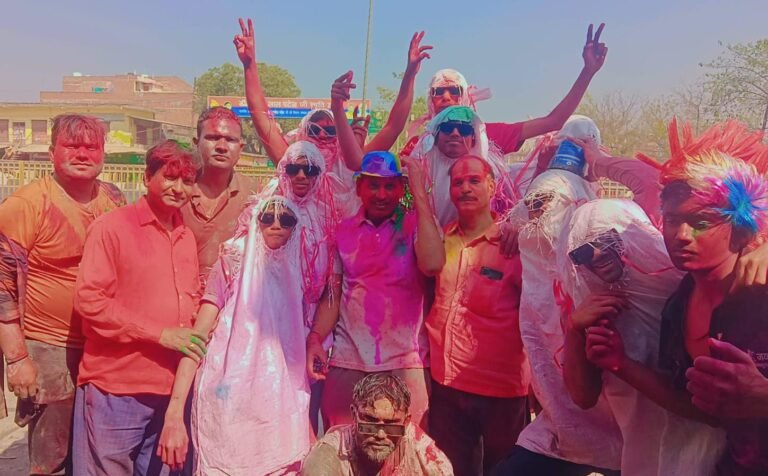 अबीर गुलाल के साथ एक दूसरे को गले लगाकर दी होली की हार्दिक बधाई,मेला में ग्रामीणों की उमड़ी भारी भीड़