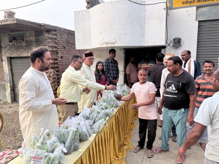 जिला उद्यान अधिकारी ने किसानों को वितरण किया हाइब्रिड सब्जी के पौधे