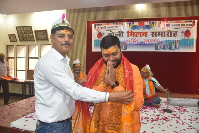 हास्य व्यंग एवं काव्य रचनाओं के बीच कलमकारों ने खेली होली