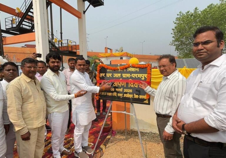 रोहनिया विधायक ने मोदी जी के गोद लिए गांव में नवनिर्मित पानी टंकी से जलापूर्ति का किया शुभारंभ