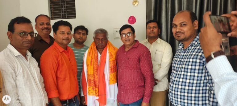 नौगढ़ के शिक्षकों ने विधायक कैलाश आचार्य को दी होली की शुभकामनाएं, समस्याओं से कराया अवगत