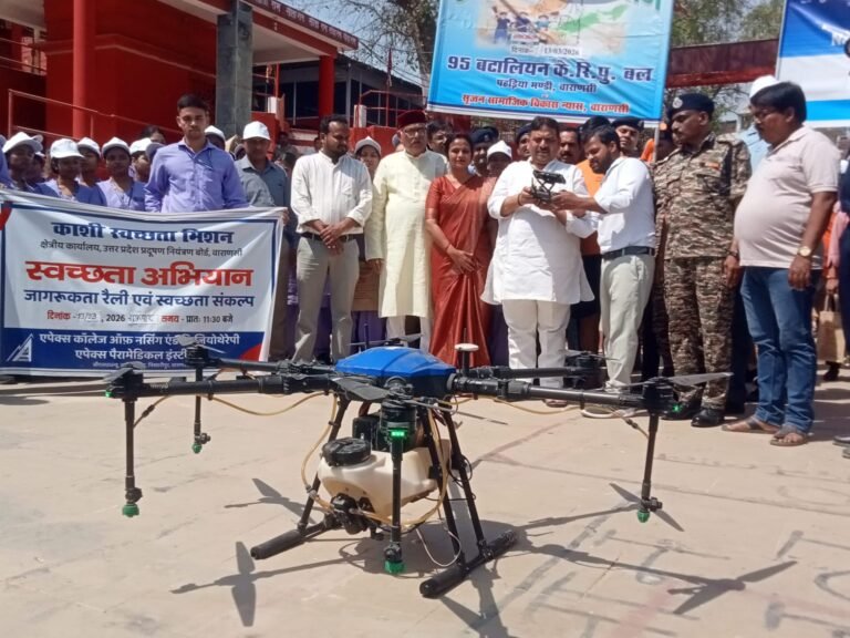 राज्य मंत्री ने स्वच्छता अभियान के तहत वरुणा नदी का किया साफ सफाई