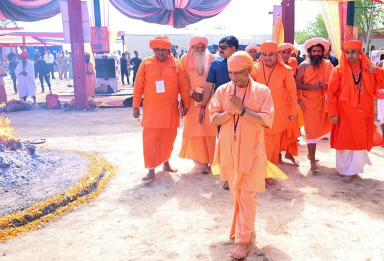 सीएम योगी ने सहारनपुर में की विकास कार्यों की समीक्षा, मां शाकुंभरी देवी मंदिर में मंत्रोच्चार के साथ की पूजा-अर्चना