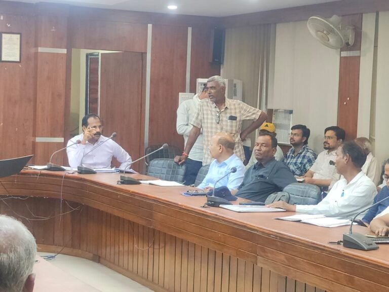 कृषकों को फसल बीमा योजना की जानकारी देते हुए इसका लाभ उठाए जाने की अपील की गई