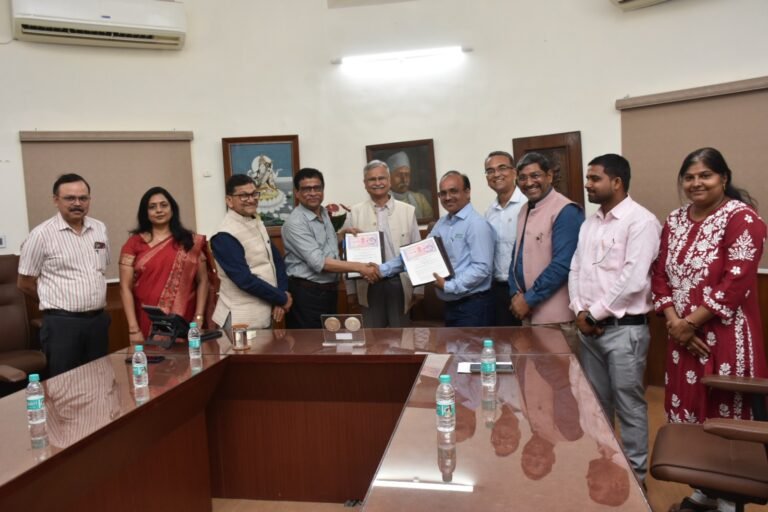 नवाचार को समाज तक पहुँचाने की दिशा में काशी हिन्दू विश्वविद्यालय की बड़ी उपलब्धि — रोग प्रतिरोधी उच्च उत्पादक धान की किस्म का उद्योग साझेदार को लाइसेंस