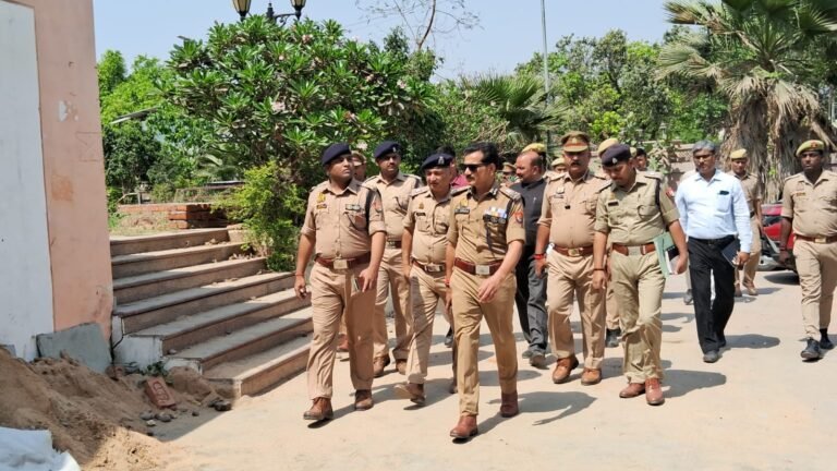 कचहरी में पुलिस कमिश्नर का ताबड़तोड़ एक्शन: बिना नंबर प्लेट गाड़ियों पर सख्ती, सड़क पर खड़ी गाड़ियों को लेकर सख्त निर्देश