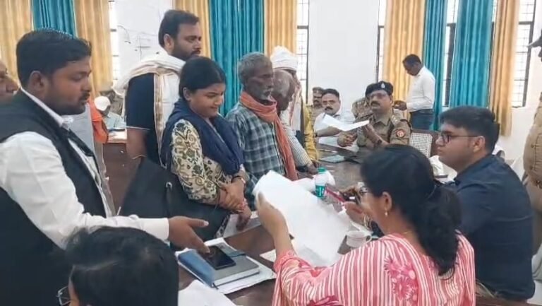 संपूर्ण समाधान दिवस में एसडीएम ने सुनी लोगों की फरियाद