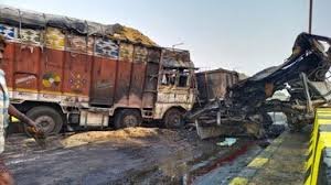 हाईवे पर ट्रक की टक्कर से युवक की हालत गंभीर, चालक फरार