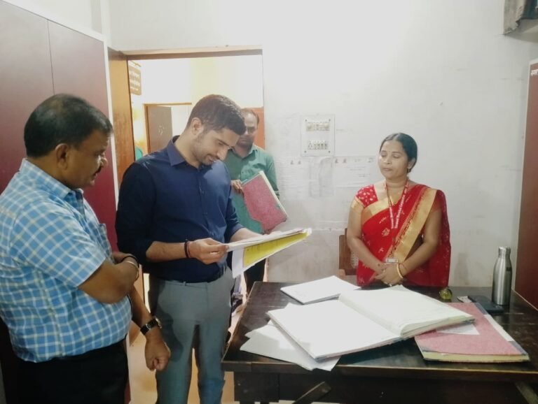 नगर आयुक्त का वरुणापार जोन कार्यालय का औचक निरीक्षण, व्यवस्थाओं में सुधार के दिए निर्देश