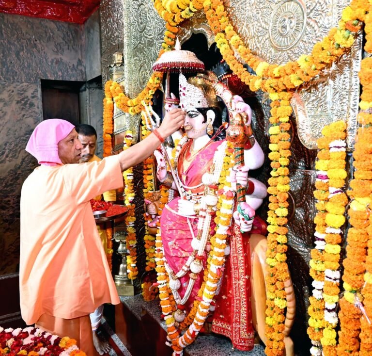गोरक्षपीठाधीश्वर व मुख्यमंत्री योगी आदित्यनाथ ने चैत्र नवरात्रि में बुधवार को तुलसीपुर में देवी शक्तिपीठ मां पाटेश्वरी मंदिर में किया  दर्शन, पूजन-अर्चन ।