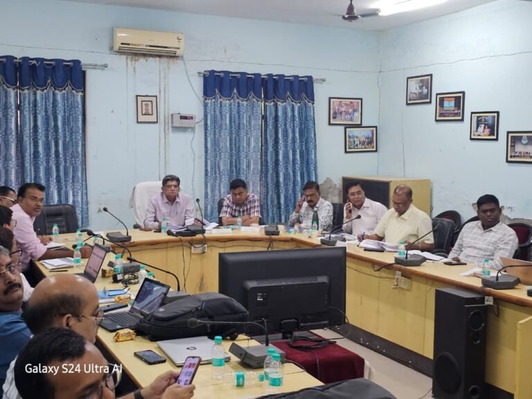 वाराणसी मंडल स्वास्थ्य समीक्षा बैठक: सभी जनपदों को टॉप-20 रैंक में लाने के निर्देश