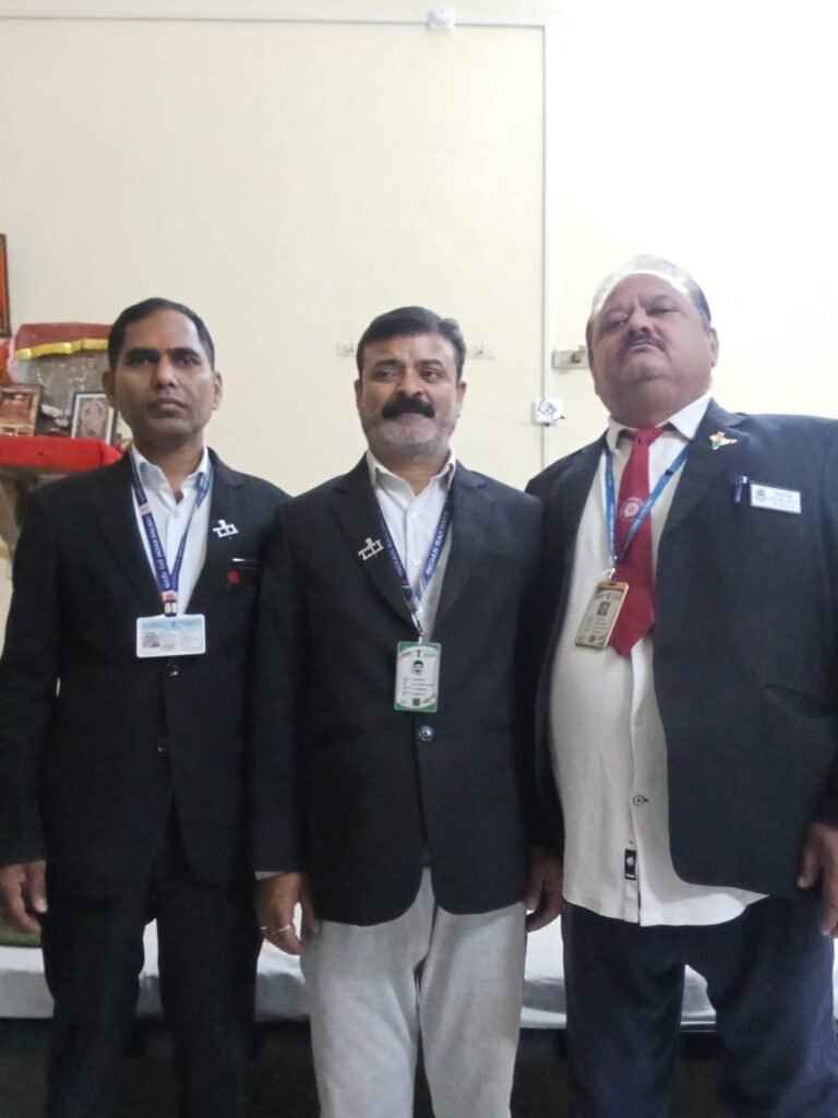 यात्रियों की सुरक्षा सुनिश्चित करने हेतु सतर्कता—फर्जी टीटीई को पकड़ा गया