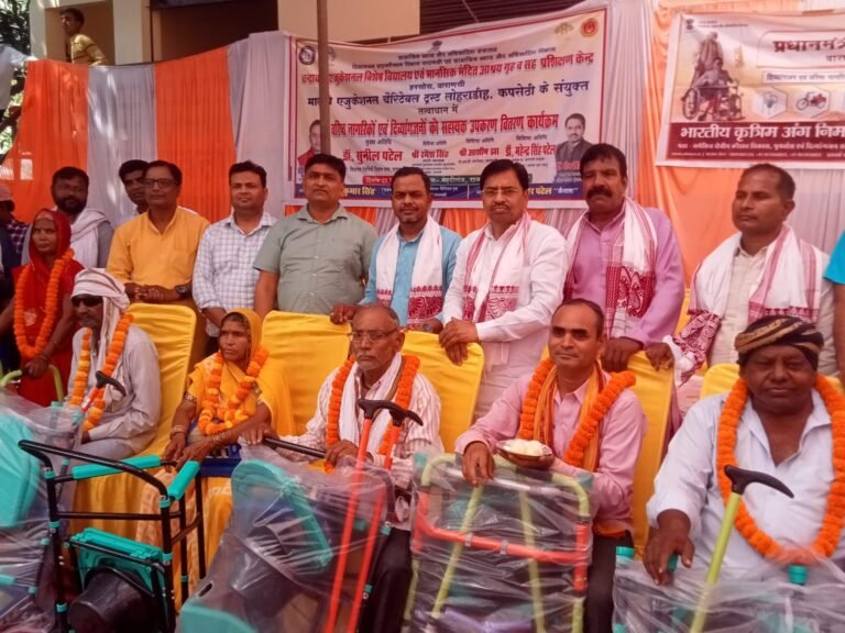 रोहनिया विधायक ने वरिष्ठ नागरिकों एवं दिव्यांगजनों को वितरण किया सहायक उपकरण